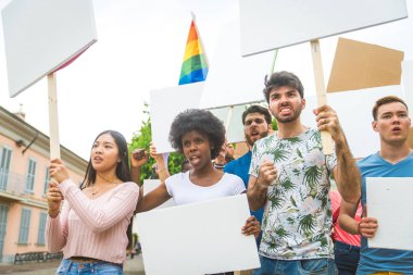 Sosyal konulara karşı gösteri yapan eylemciler