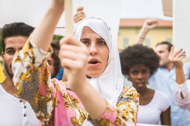 Sosyal konulara karşı gösteri yapan eylemciler