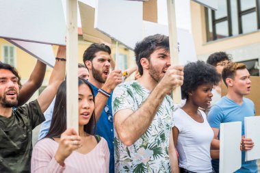 Sosyal konulara karşı gösteri yapan eylemciler