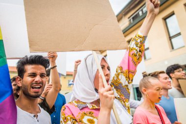 Sosyal konulara karşı gösteri yapan eylemciler