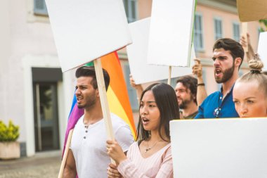 Sosyal konulara karşı gösteri yapan eylemciler