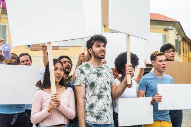 Sosyal konulara karşı gösteri yapan eylemciler