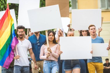 Sosyal konulara karşı gösteri yapan eylemciler