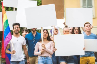 Sosyal konulara karşı gösteri yapan eylemciler