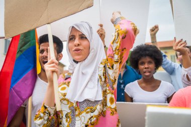 Sosyal konulara karşı gösteri yapan eylemciler