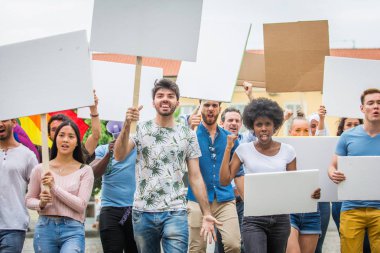 Sosyal konulara karşı gösteri yapan eylemciler