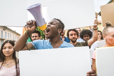 Sosyal konulara karşı gösteri yapan eylemciler