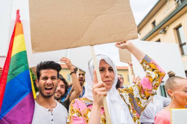 Sosyal konulara karşı gösteri yapan eylemciler