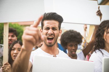 Sosyal konulara karşı gösteri yapan eylemciler