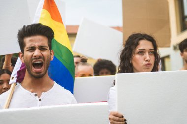 Sosyal konulara karşı gösteri yapan eylemciler