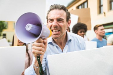 Sosyal konulara karşı gösteri yapan eylemciler