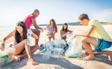 Plajda plastik toplama Gönüllüleri