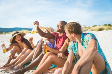 plajda eğlenmek arkadaşlar