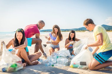 Plajda plastik toplama Gönüllüleri
