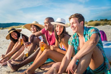 plajda eğlenmek arkadaşlar