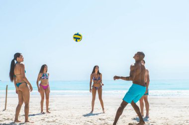 plajda eğlenmek arkadaşlar