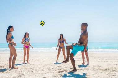 plajda eğlenmek arkadaşlar