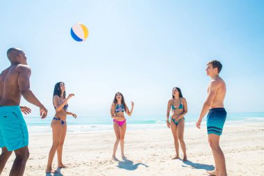 plajda eğlenmek arkadaşlar