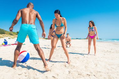 plajda eğlenmek arkadaşlar