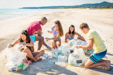 Plajda plastik toplama Gönüllüleri