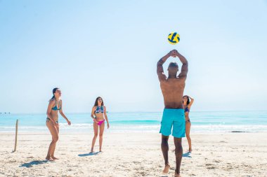 plajda eğlenmek arkadaşlar