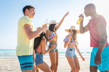 plajda eğlenmek arkadaşlar