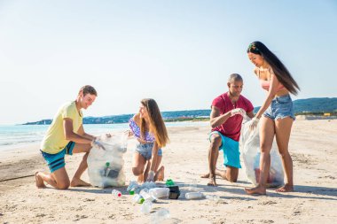 Plajda plastik toplama Gönüllüleri