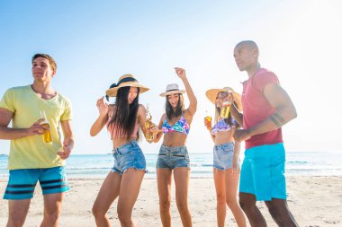 plajda eğlenmek arkadaşlar