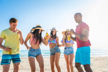 plajda eğlenmek arkadaşlar