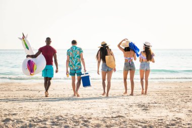 plajda eğlenmek arkadaşlar