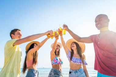 plajda eğlenmek arkadaşlar