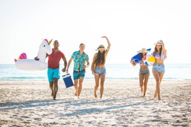 plajda eğlenmek arkadaşlar