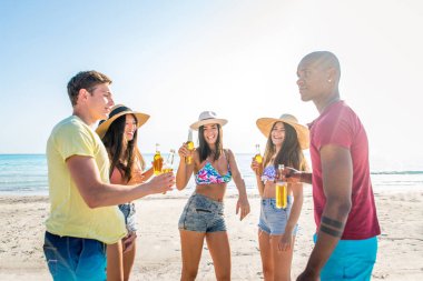 plajda eğlenmek arkadaşlar