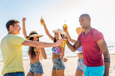 plajda eğlenmek arkadaşlar