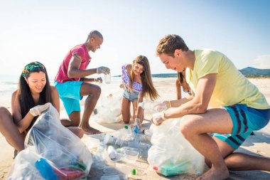 Plajda plastik toplama Gönüllüleri