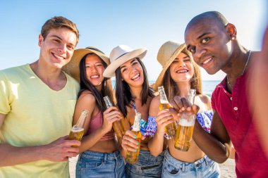 plajda eğlenmek arkadaşlar