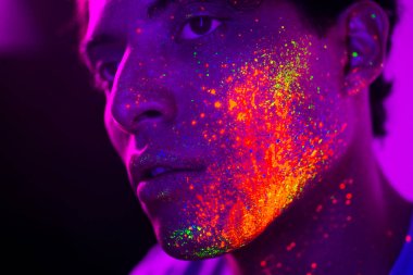 Yüzünde Fluo boyama ile moda modeli