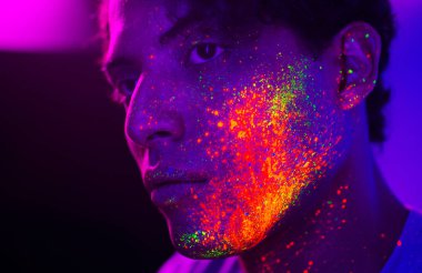 Yüzünde Fluo boyama ile moda modeli