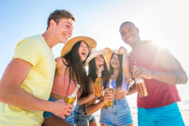 plajda eğlenmek arkadaşlar