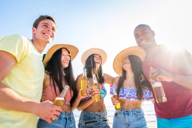 plajda eğlenmek arkadaşlar