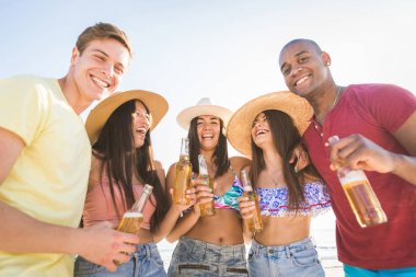 plajda eğlenmek arkadaşlar