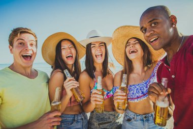 plajda eğlenmek arkadaşlar