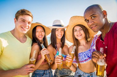 plajda eğlenmek arkadaşlar