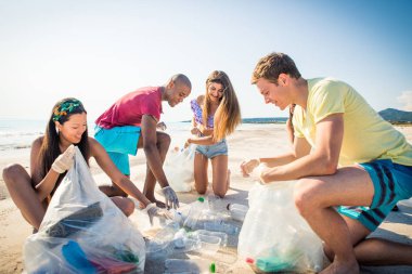 Plajda plastik toplama Gönüllüleri