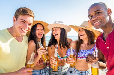 plajda eğlenmek arkadaşlar