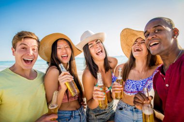 plajda eğlenmek arkadaşlar