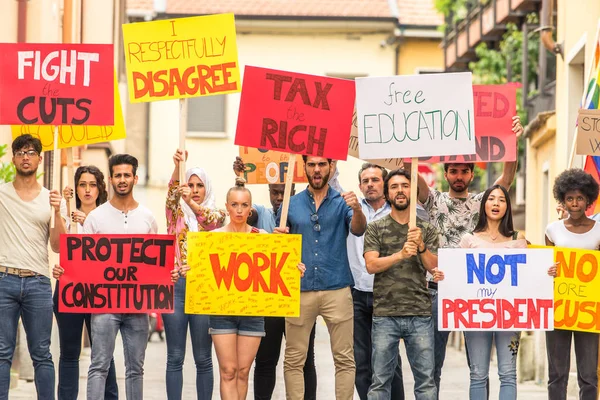 Aktivisté předvádějící proti sociálním otázkám — Stock fotografie