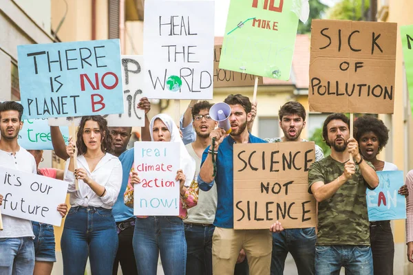 Activists demonstrating against global warming — Stock Photo, Image