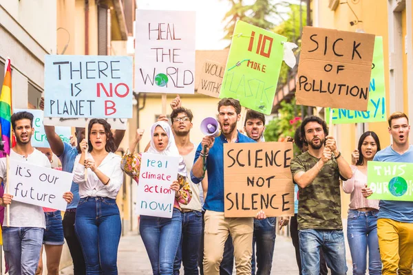 Activistas manifestándose contra el calentamiento global —  Fotos de Stock