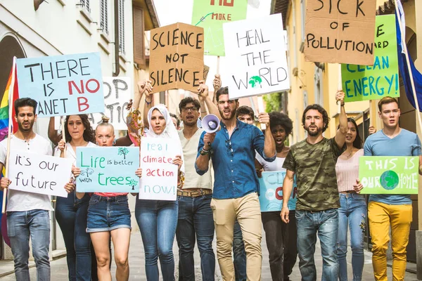 Ακτιβιστές που επιδεικνύουν ενάντια στην υπερθέρμανση του πλανήτη — Φωτογραφία Αρχείου